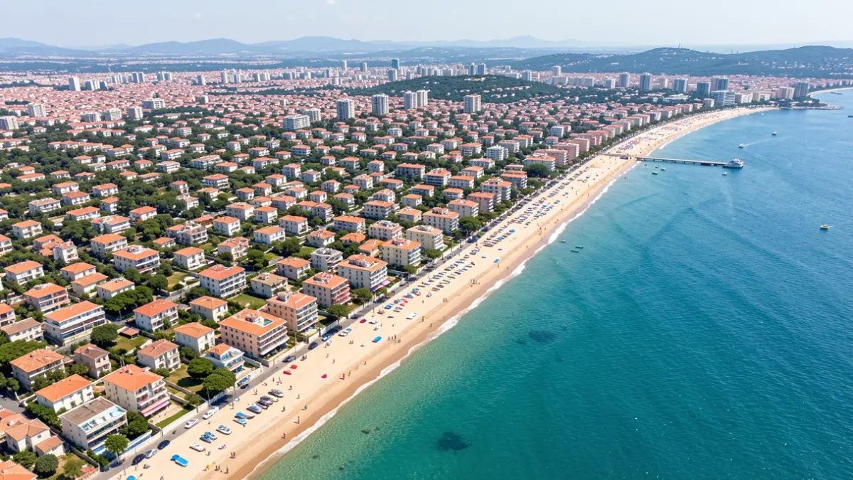 Imagen genérica de una ciudad costera mediterránea con diversas zonas residenciales.