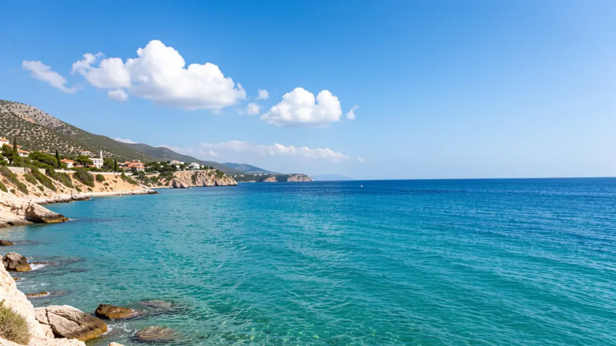 Imatge genèrica de la costa mediterrània amb cel blau i aigua clara.
