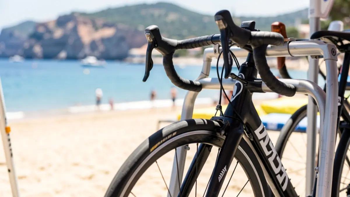 Imatge genèrica de material de triatló en una zona de transició durant una competició esportiva.