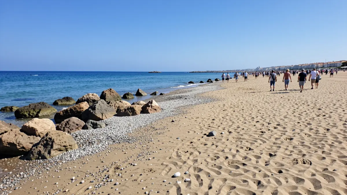 Imatge genèrica de la platja de Racó de Mar a Canet d'en Berenguer amb pedres a la sorra.