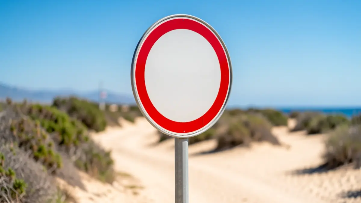Imagen genérica de una señal de ruta circular de autobús en una zona costera mediterránea.