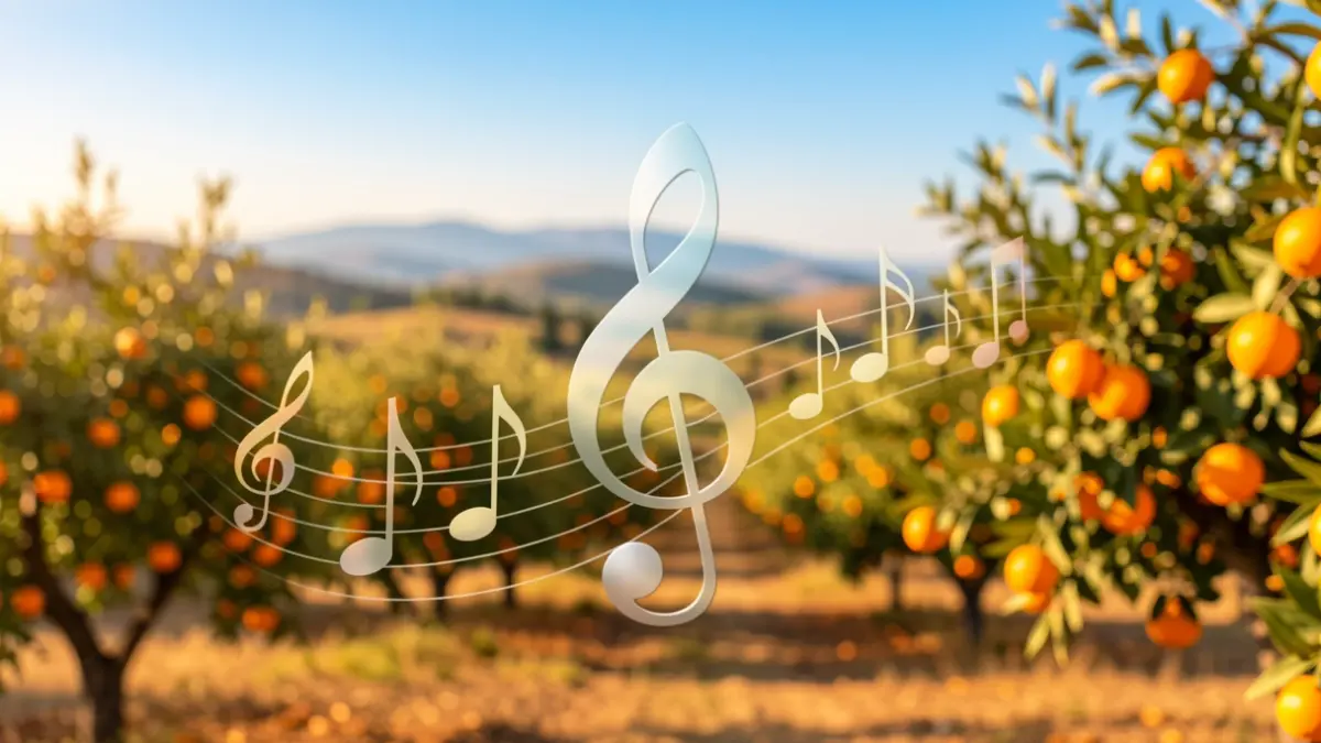 Imagen genérica de notas musicales y una clave de sol integradas en un paisaje mediterráneo.