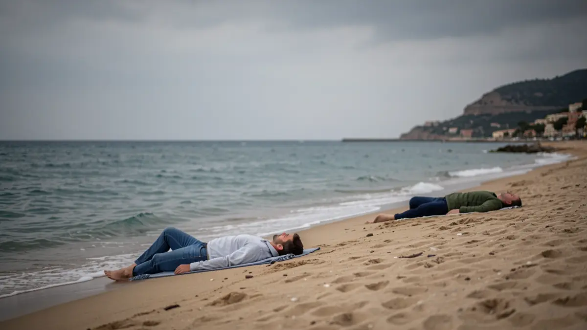 Imatge genèrica de dos homes inconscients en una platja mediterrània.