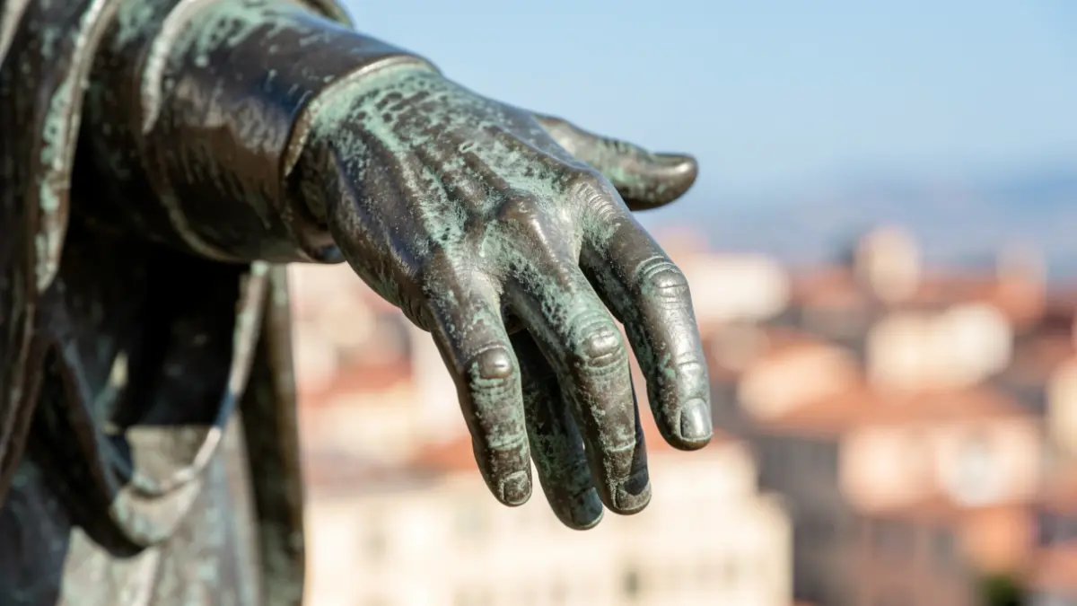 Imagen genérica de una mano de bronce de una escultura.