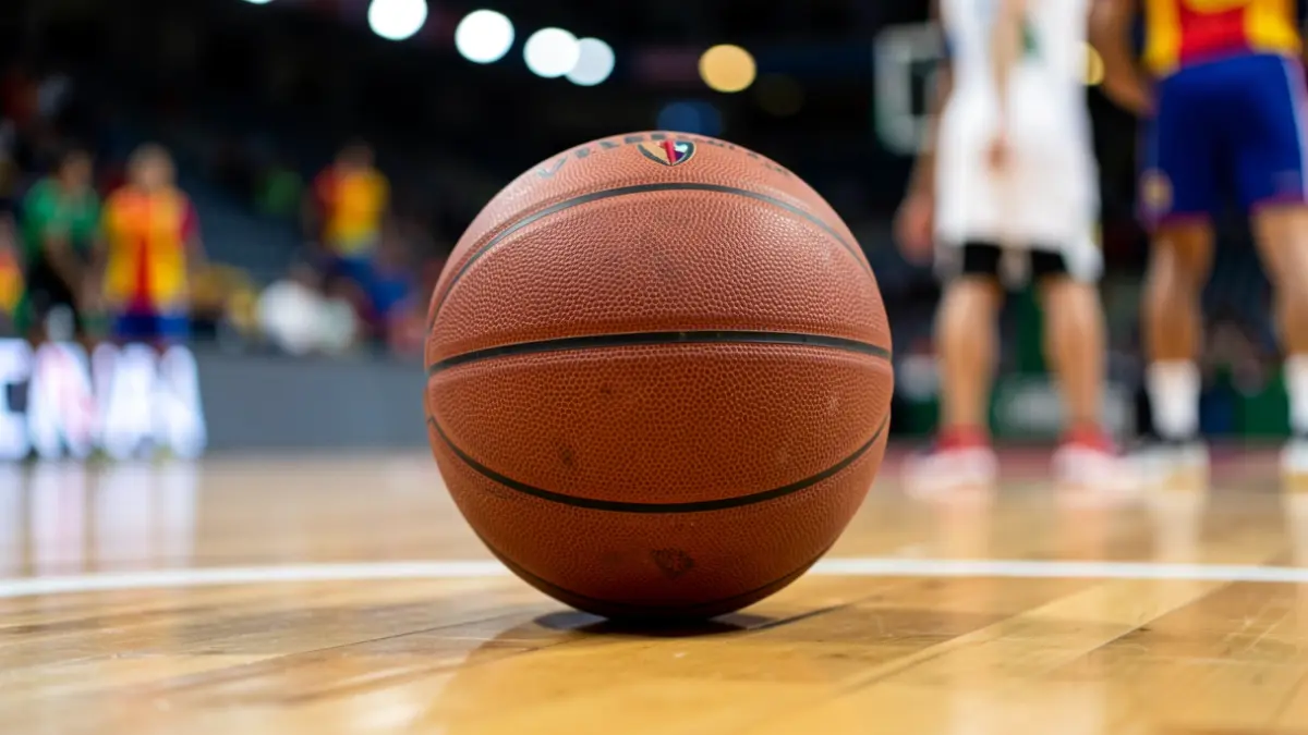 Imagen genérica de un balón de baloncesto sobre una cancha.