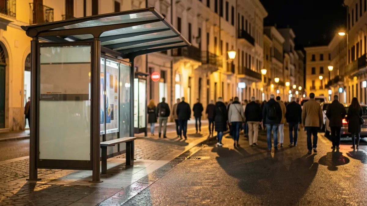 Imagen genérica de una parada de autobús nocturna en una ciudad mediterránea.