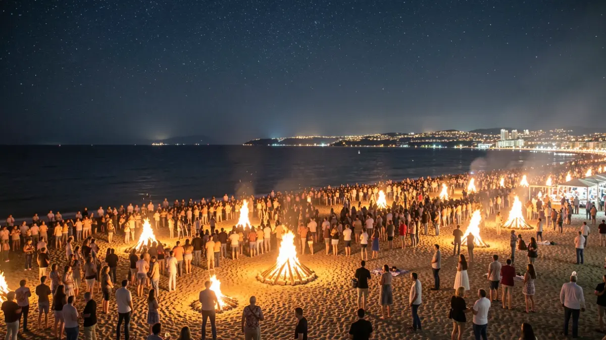 Imatge genèrica de la platja de Gandia plena de gent celebrant la Nit de Sant Joan amb fogueres.