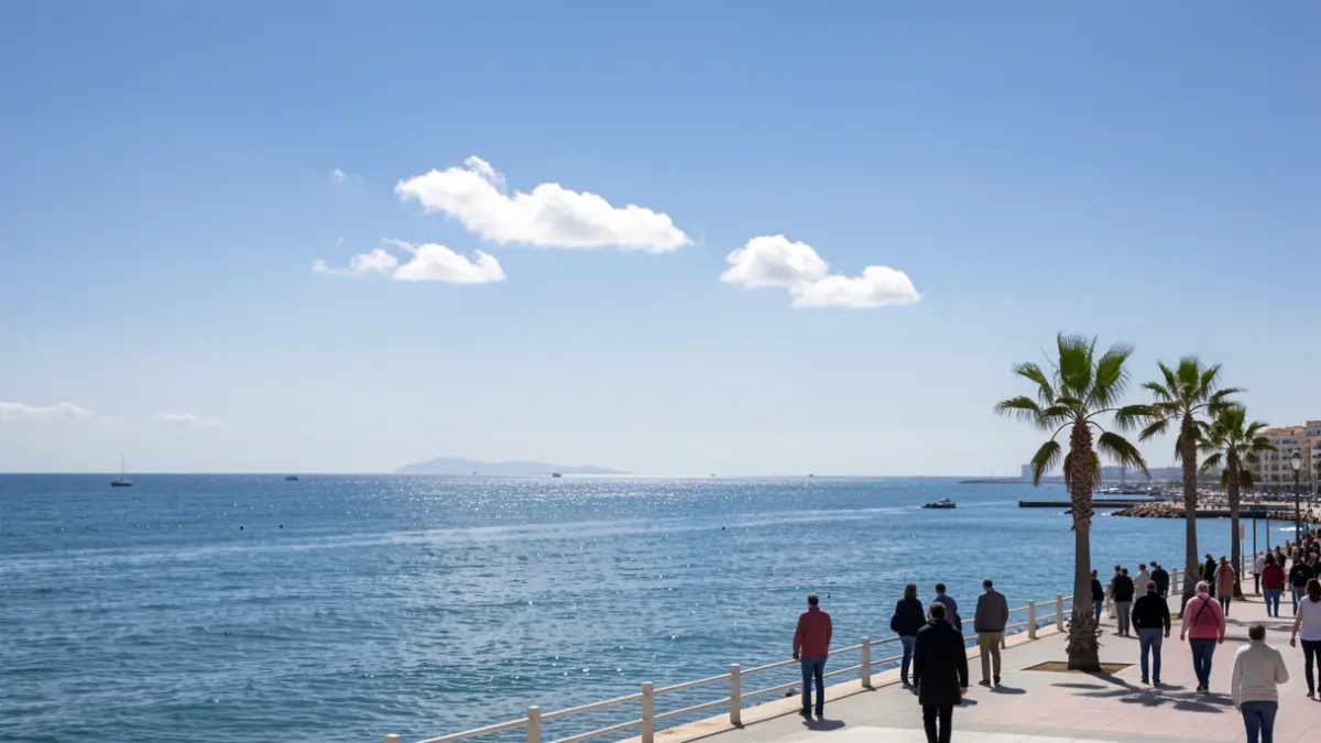 Imatge genèrica del cel i la costa de Gandia amb sol.