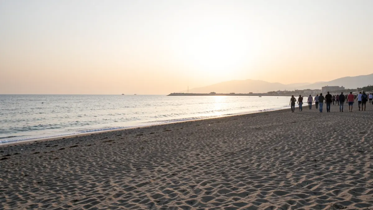 Imagen genérica de una playa por la mañana tras una celebración.