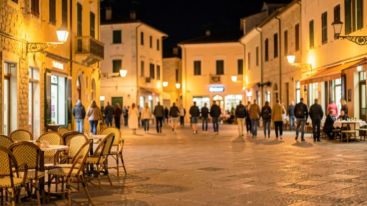 Imagen genérica de una plaza mediterránea iluminada de noche durante una fiesta.