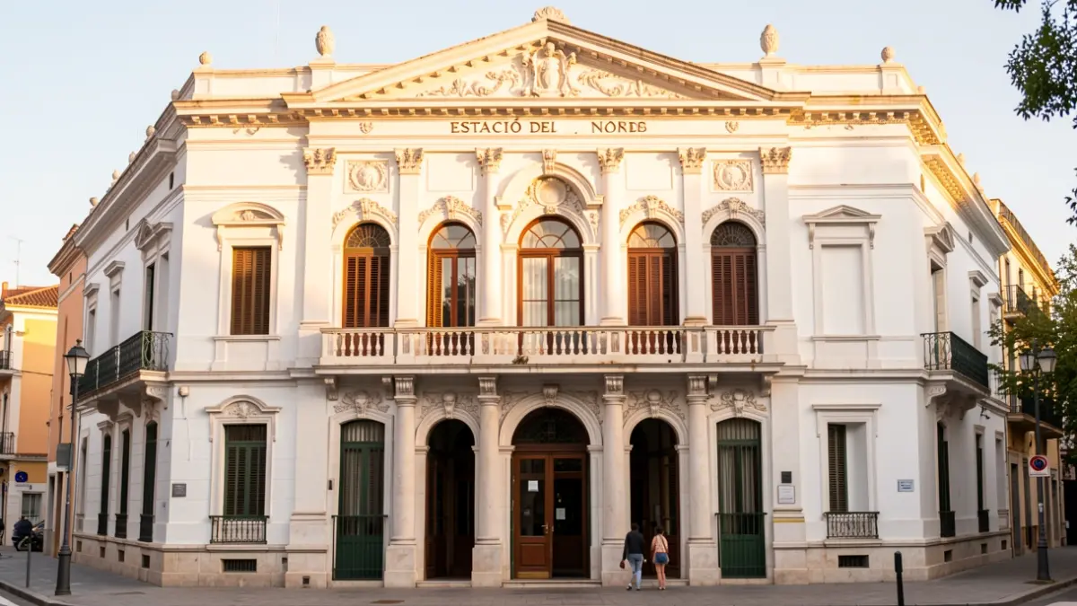 Imagen de la fachada restaurada de la Estación del Norte de València.