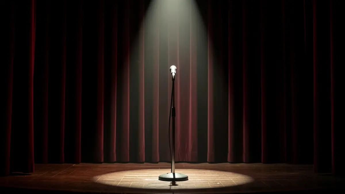 Imagen genérica de un escenario de cabaret vacío con un micrófono.