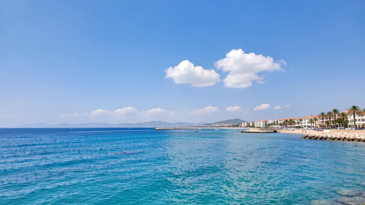 Imatge genèrica del cel i la costa de Santa Pola.