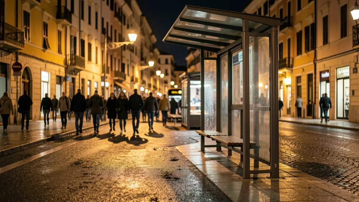Imatge genèrica d'una parada d'autobús nocturna en una ciutat mediterrània.