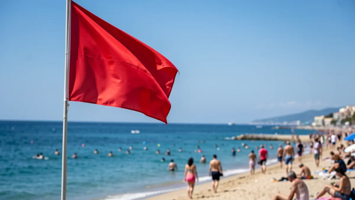 Bandera roja izada en una zona de baño de Torrevieja debido a una incidencia en la calidad del agua.