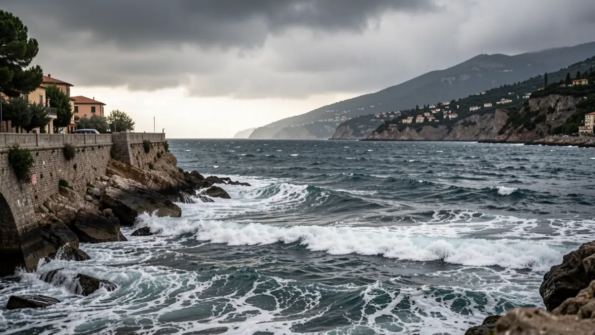 Imagen genérica de la costa mediterránea con mar agitada cerca de la desembocadura de un río.
