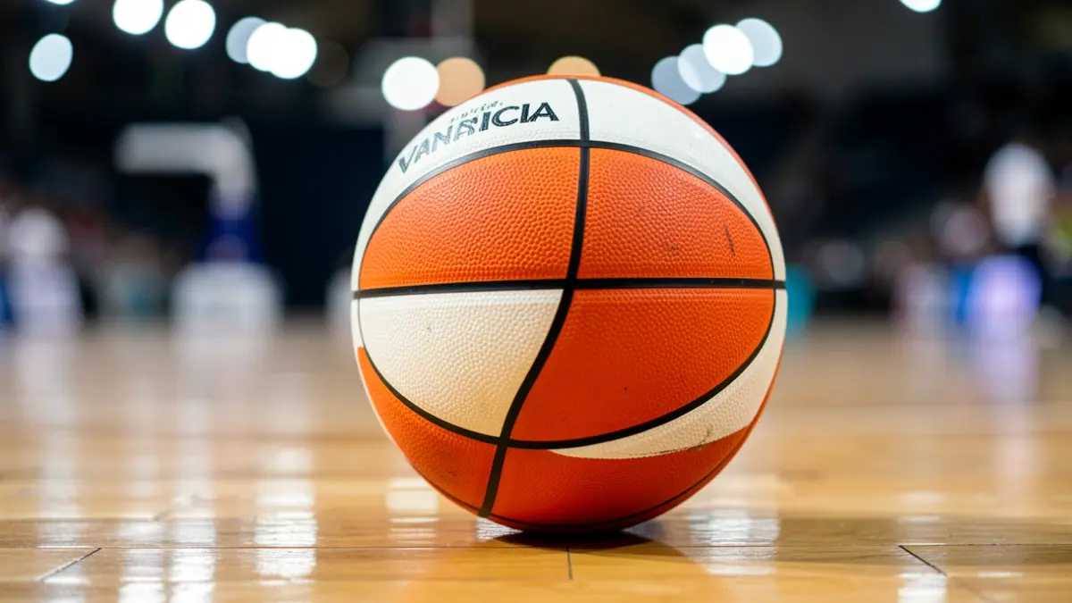 Imagen genérica de un balón de baloncesto del Valencia Basket sobre una pista.
