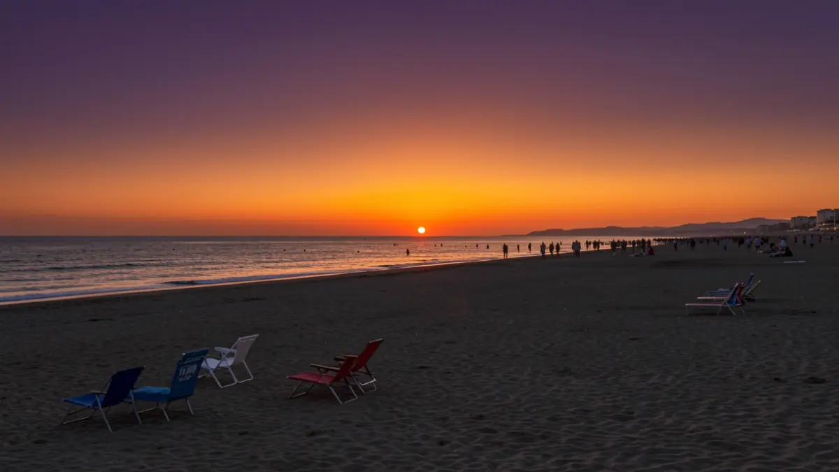 Imagen genérica de una playa mediterránea al atardecer.