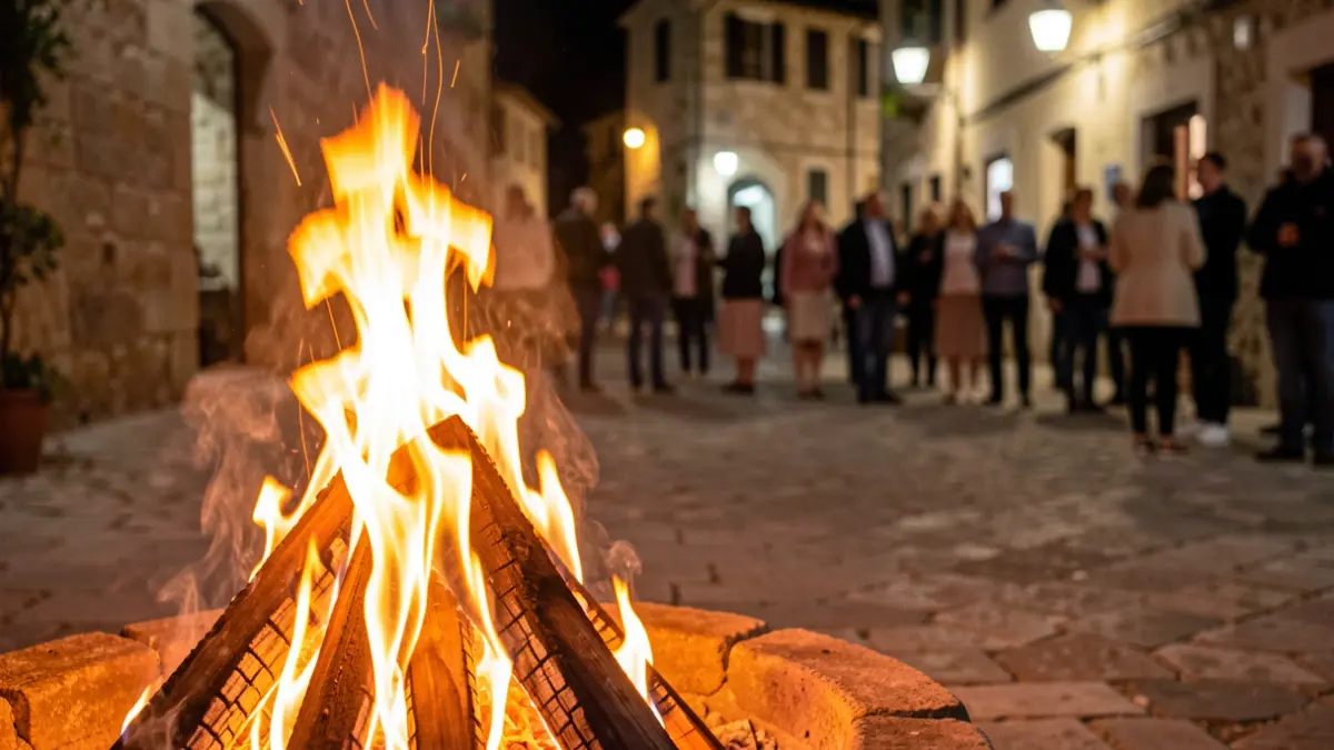 Imagen genérica de una hoguera tradicional durante una noche de fiesta en un entorno urbano.